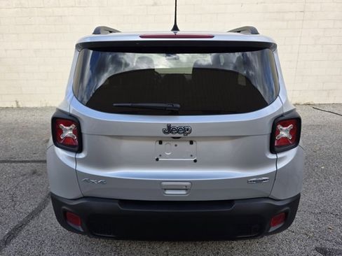 Used 2019 Jeep Renegade Latitude w/ Cold Weather Group image 4