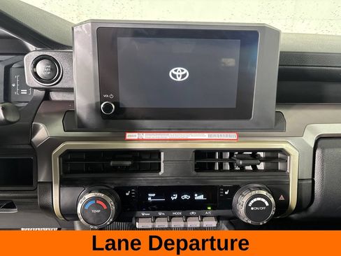 Used 2025 Toyota Tacoma SR5 AWD/4WD image 17