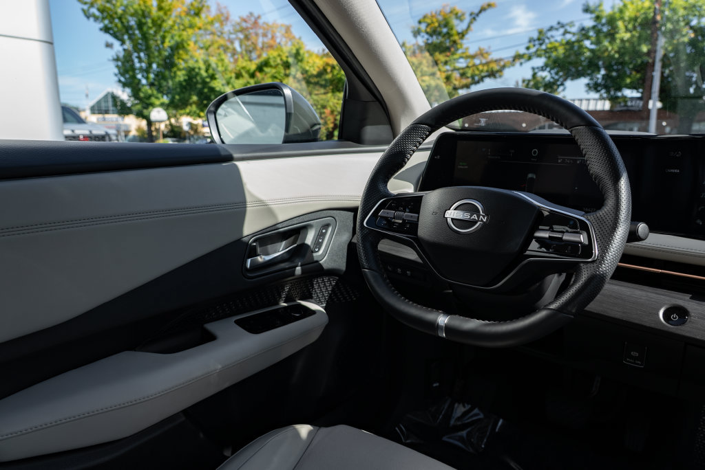 Used 2024 Nissan Ariya AWD image 12