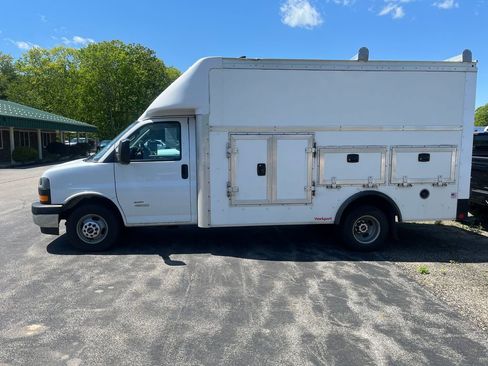 Certified 2022 GMC Savana 4500 w/ Power Convenience Package RWD image 2