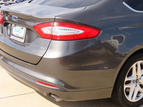 Used 2015 Ford Fusion SE image 12