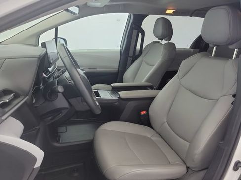 Used 2025 Toyota Sienna XLE FWD image 19