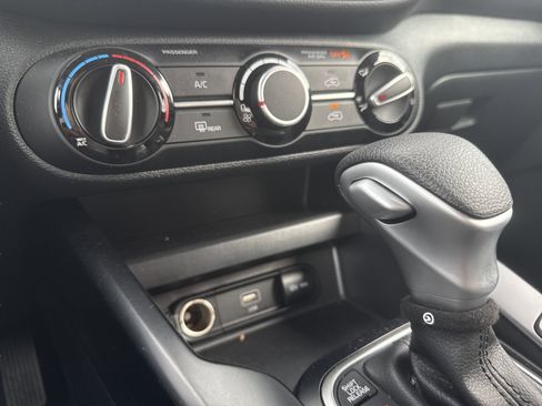 Used 2025 Kia Soul LX w/ LX Technology Package FWD image 16