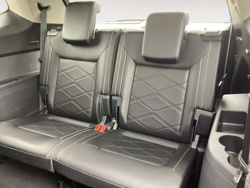 Used 2025 Volkswagen Atlas SE image 27