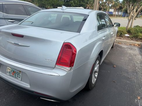Used 2023 Chrysler 300 Touring RWD image 9
