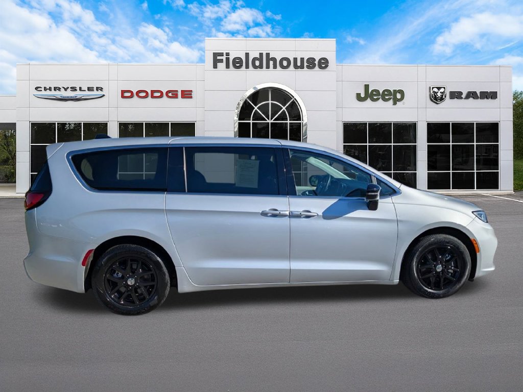 Used 2024 Chrysler Pacifica Touring-L FWD image 5