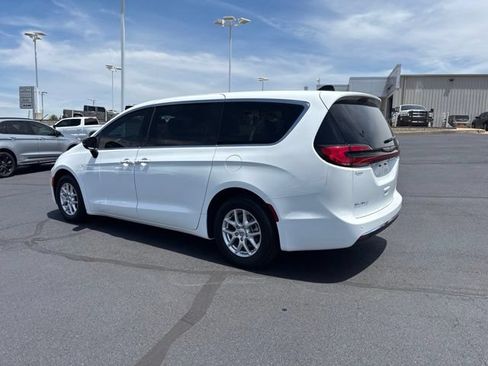 Used 2025 Chrysler Pacifica Select FWD image 7