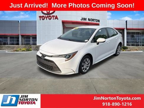Used 2022 Toyota Corolla LE FWD image 3