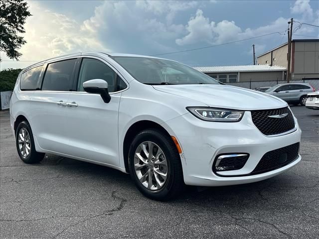 Used 2023 Chrysler Pacifica Touring-L AWD/4WD image 2