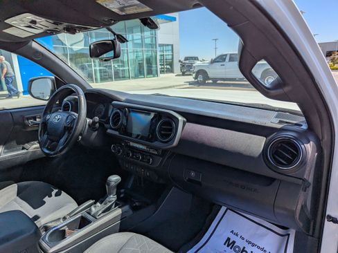 Used 2017 Toyota Tacoma TRD Off-Road w/ Premium & Technology Package AWD/4WD image 42
