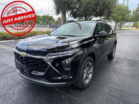 Used 2025 Chevrolet Trax LT FWD image 2