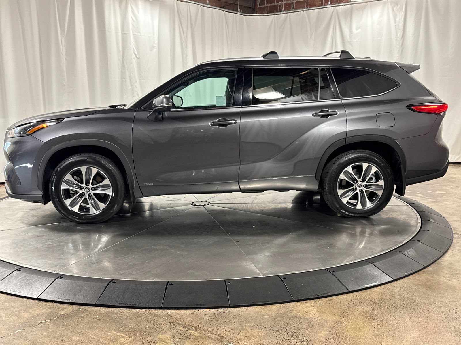 Used 2022 Toyota Highlander XLE AWD/4WD image 8