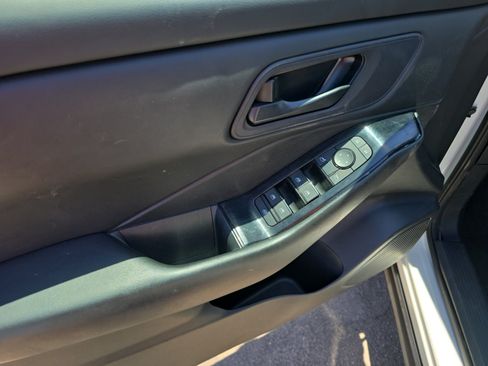 Used 2024 Nissan Rogue S FWD image 11