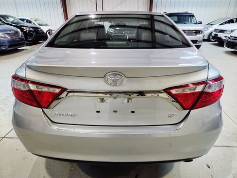 Used 2017 Toyota Camry SE w/ Moonroof Package FWD image 8