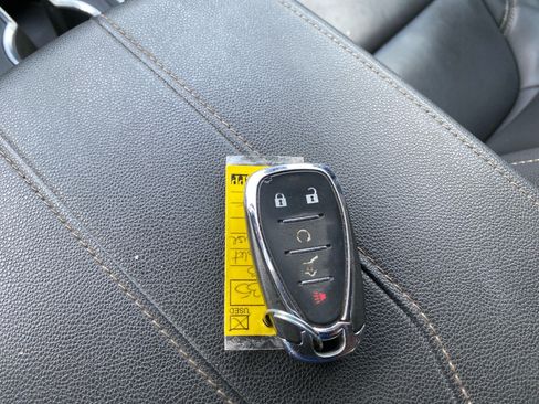 Used 2023 Chevrolet Traverse LT FWD image 11
