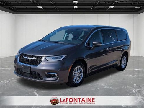 Used 2023 Chrysler Pacifica Touring-L image 1