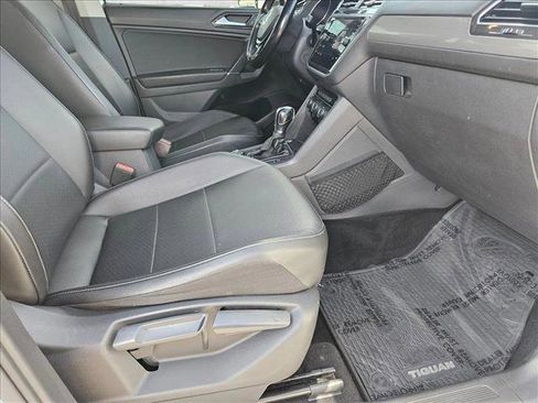 Used 2018 Volkswagen Tiguan SE AWD/4WD image 19