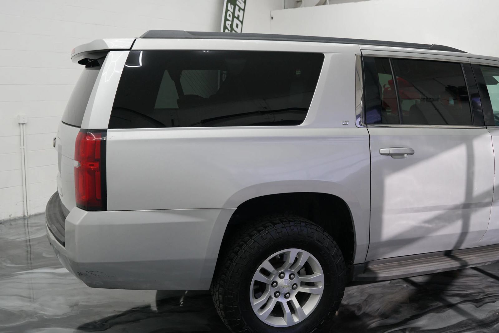 Used 2017 Chevrolet Suburban LT RWD image 13