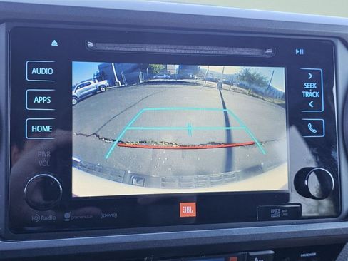 Used 2017 Toyota Tacoma TRD Sport AWD/4WD image 12
