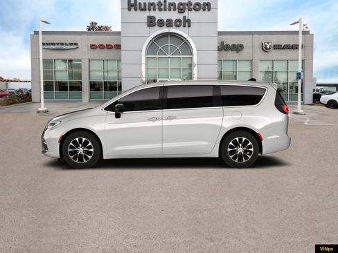 New 2026 Chrysler Pacifica Limited image 3