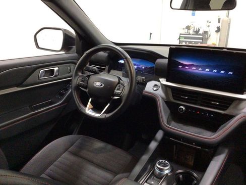 Used 2025 Ford Explorer ST-Line w/ ST-Line Street Pack AWD/4WD image 15