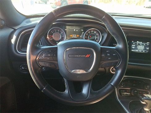 Used 2015 Dodge Challenger SXT image 19
