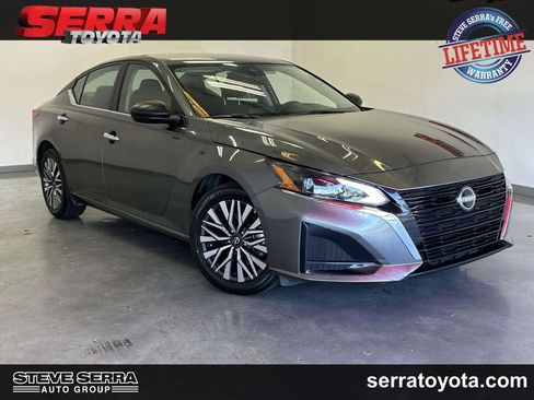 Used 2025 Nissan Altima 2.5 SV FWD image 1