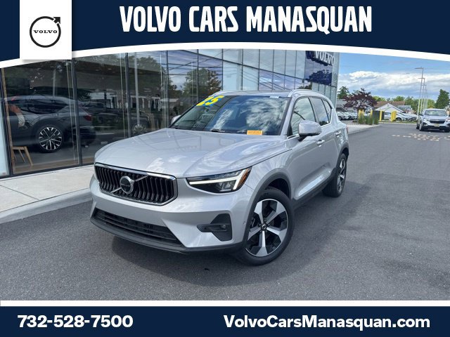 Certified 2025 Volvo XC40 B5 Plus AWD/4WD image 1