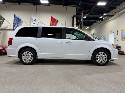 Used 2018 Dodge Grand Caravan SE w/ UConnect Hands-Free Group image 4