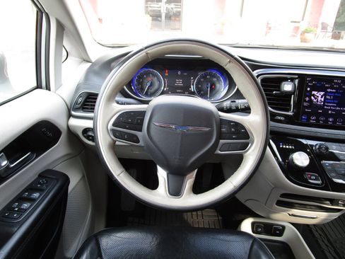 Used 2020 Chrysler Pacifica Limited image 10