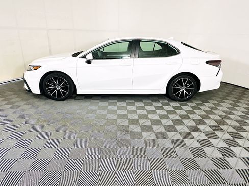 Used 2023 Toyota Camry SE FWD image 6