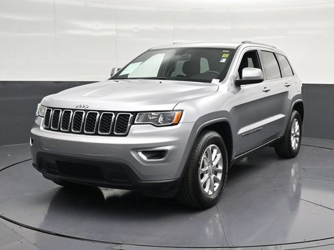 Used 2021 Jeep Grand Cherokee Laredo RWD image 4
