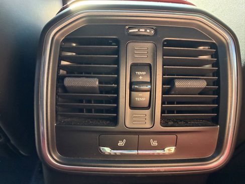 Used 2020 Porsche Macan image 40