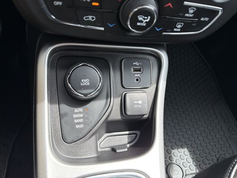 Used 2020 Jeep Compass Latitude w/ Cold Weather Group AWD/4WD image 21