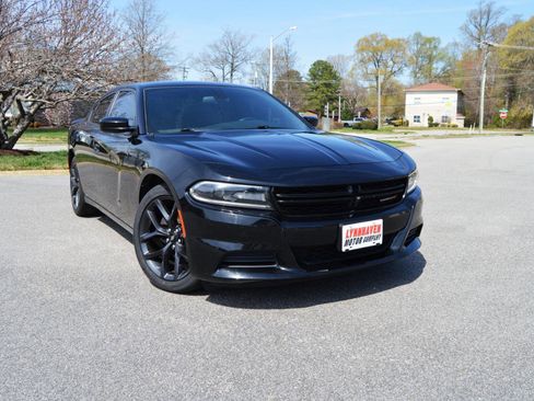 Used 2019 Dodge Charger SXT w/ Blacktop Package RWD image 2