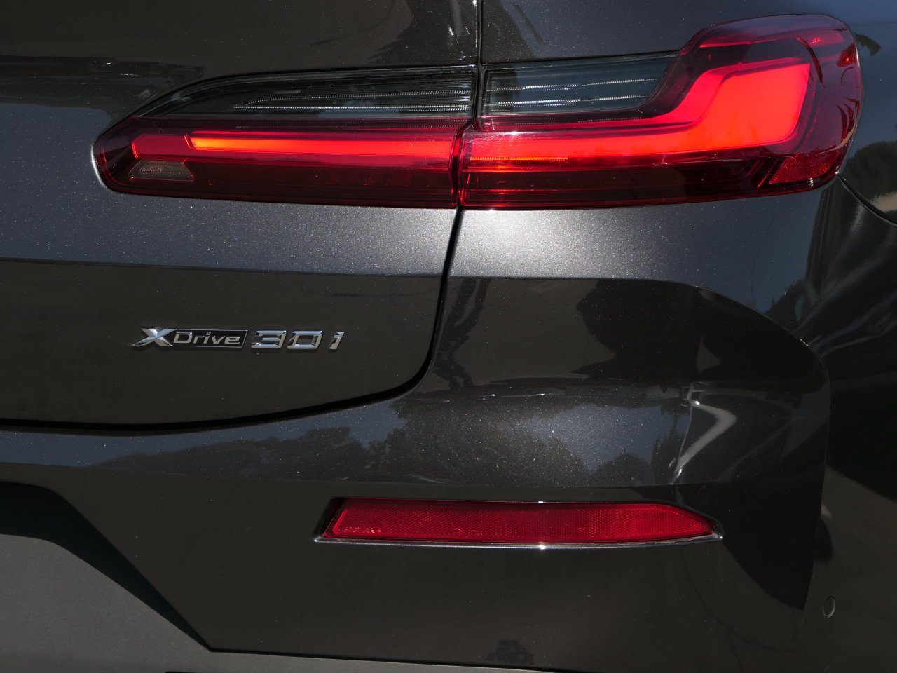Used 2025 BMW X4 xDrive30i w/ Premium Package AWD/4WD image 3