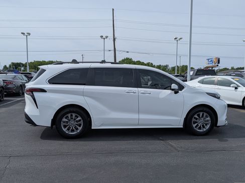 Used 2025 Toyota Sienna LE w/ LE Plus Package AWD/4WD image 9