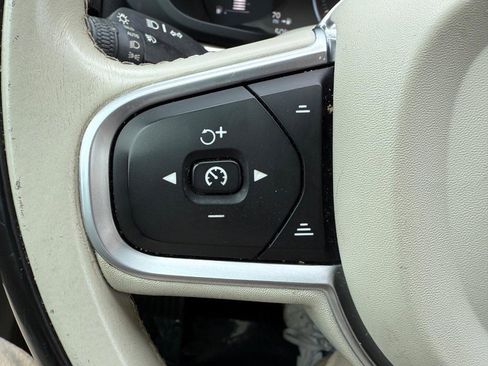 Used 2019 Volvo XC60 T6 Momentum w/ Premium Package image 18