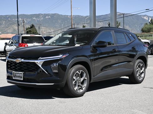 New 2026 Chevrolet Trax LT w/ Sunroof Package image 8