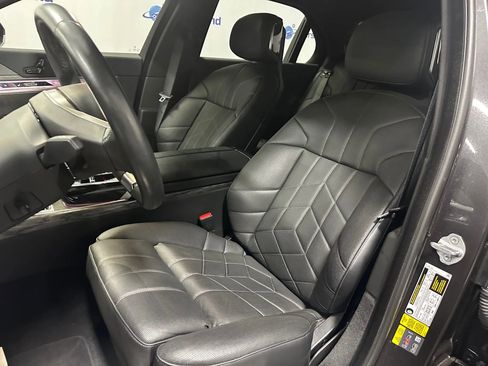 Used 2024 BMW i7 xDrive60 w/ Executive Package image 12