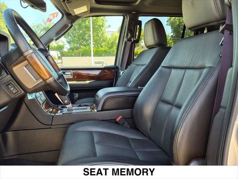 Used 2014 Lincoln Navigator 4WD image 20