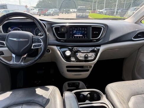 Used 2020 Chrysler Pacifica Touring-L FWD image 7