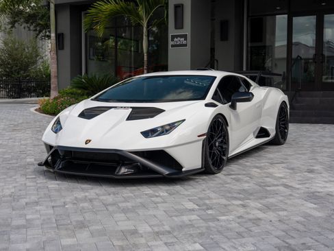 Used 2021 Lamborghini Huracan STO RWD image 9