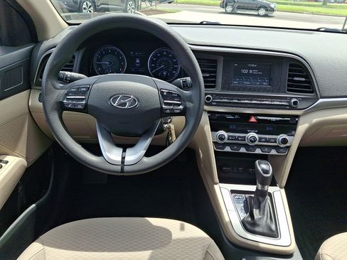 Used 2020 Hyundai Elantra SE w/ Winter Weather Package FWD image 10