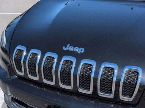 Used 2016 Jeep Cherokee Latitude FWD image 12
