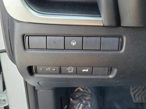 Certified 2025 Nissan Rogue SV FWD image 24