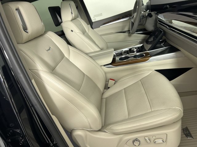 Used 2026 Cadillac Escalade ESV Platinum Sport w/ LPO, ONYX Package AWD/4WD image 29