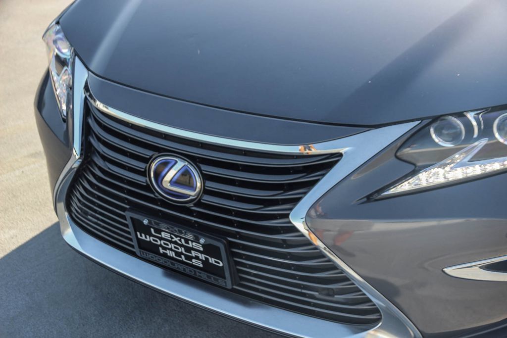 Used 2017 Lexus ES 300h w/ Luxury Package FWD image 9