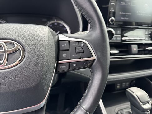 Used 2022 Toyota Highlander XLE image 27
