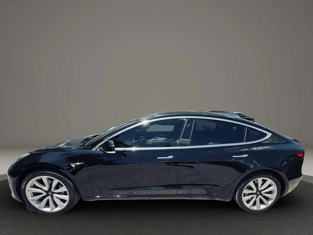 Used 2018 Tesla Model 3 Long Range RWD image 2